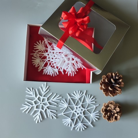 Dárková sada ozdob - 10 ks dárek ozdoby vánoce krabička krabice vánoční ozdoba háčkované výzdoba vločky sněhové balení na stromeček dárkové na stromek do oken zabalené 