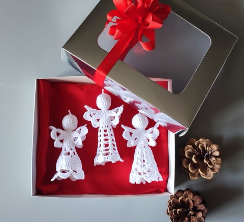 Dárková sada andílků - 3 ks dárek ozdoby vánoce krabička krabice vánoční ozdoba háčkované výzdoba vločky sněhové balení na stromeček dárkové na stromek do oken zabalené 