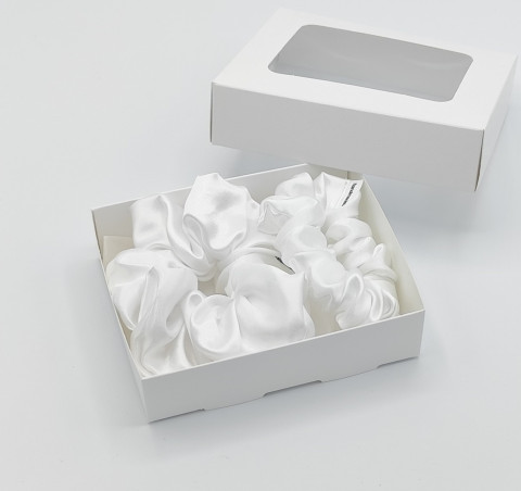 Sada dvou bílých gumiček gumička gumičky do vlasů spony scrunchies scrunchie 