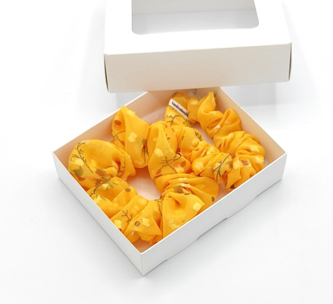 Sada dvou gumiček - Žlutá s květy gumička gumičky do vlasů spony scrunchies scrunchie 