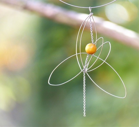 Žlutý kvítek - náhrdelník náhrdelník drát tvrdé jakosti ko 