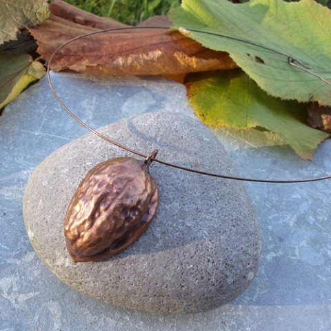 Ořechová skořápka na obruči šperk ořech podzim přírodní měď pokovený nature 