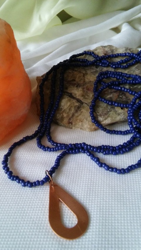 Korálkový náhrdelník s kapkou korálky modrá měď 