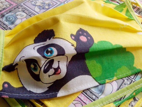 ŽLUTÁ PLÁTĚNÁ ROUŠKA PANDA zelená bílá textil žlutá cool elegance doplňky jednoduchá rouška ochranná bavlněná maskáčovaná covid 