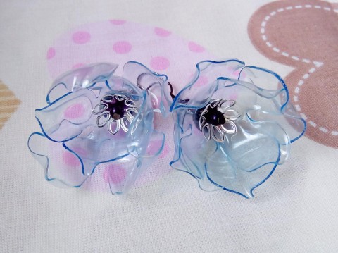 BLEDĚ MODRÉ RECYKLENKY #0474 recyklace kytičky kovové květinky bižuterní pet polyetylen 