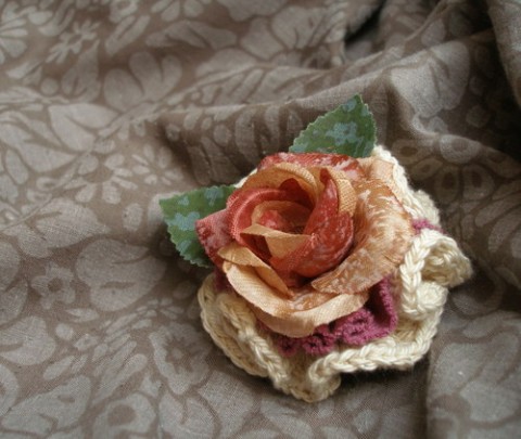 Romantic rose .... brož a sponka brož květina růže kytka háčkované starorůžová button 