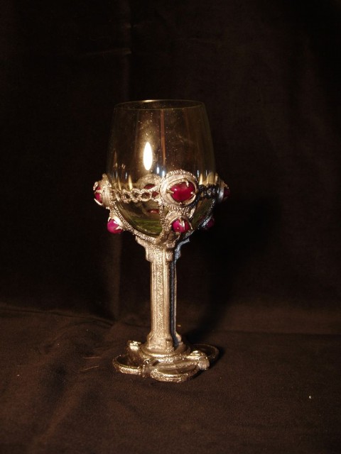 Sklenice na víno s polodrahokamy víno sklenička vinná skleničky glass wine vinný history glasses historical okrok 