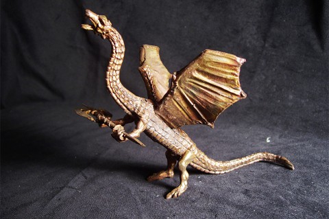 Vzlétající drak se zbraní drak dráček dráče saň dračice dráčci dragon dragonfly dráčik dračísmyčka 