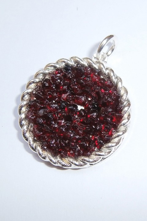 Granátový přívěsek ozdobný kroužek přívěsek polodrahokam ženy žena granát drahokam gemstone jewellery okrok garnet valetýn jewels 