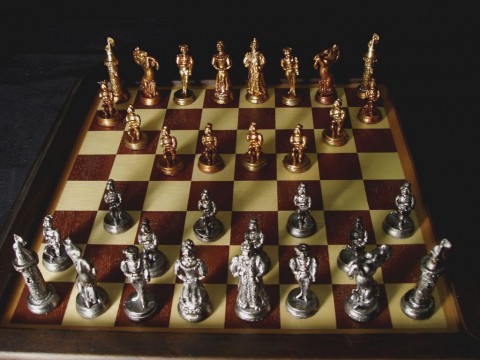 Klečící šachové figury - patinované hra šachy šachové figurky šach mat 