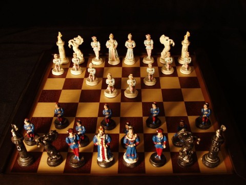 Šachové figury - Klečící malované hra šachy šachové figurky šach mat 