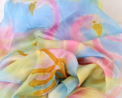 Hedvábný šátek Plameňáci moře modrá malba růžová elegantní hravé žlutá hedvábí ptáci kontura plameňák 