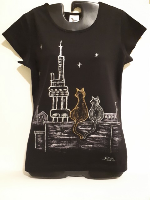 Tričko malované Noc na Žižkově kočka bílá černá romantika hvězdy město tričko noc střechy ptaha žižkov vysiílač 