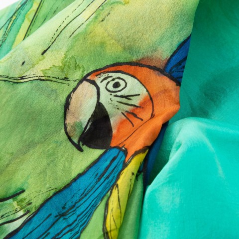 Hedvábná šála Papoušci červená modrá malba veselé hravé žlutá šála hedvábí papoušek zeleň tropy 