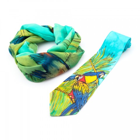 Souprava kravaty a šály Papoušci dárek pták barevné listy veselé šála souprava papoušek kravata hedvábná malovaná zeleň dvojice pár tropické džungle sladěný 