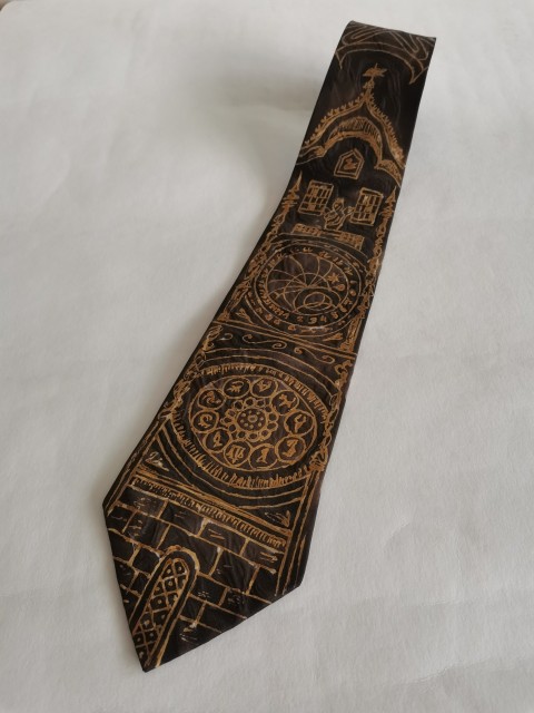 Kravata hedvábná Orloj v hnědé zlatá čas hnědá kravata hedvábná pražský kresba kontura ručně malovaná orloj 