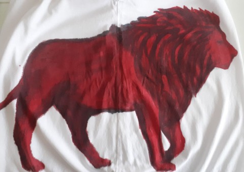 Tričko malované Plamenný lev červená zvíře bílá lev tričko ohnivé rudé divoké ručně malované plamenné 
