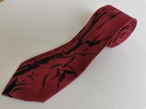Kravata hedvábná Červený bambus červená elegantní černá kravata hedvábná malovaná orientální japonská 