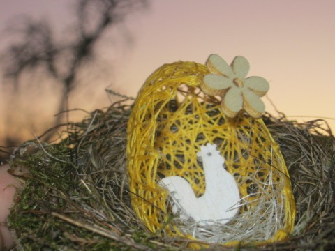 Žluté vajíčko s kohoutkem jaro velikonoce velikonoční vejce kraslice vajíčko hnízdo hnízdečko kohoutek jarn kouhout 