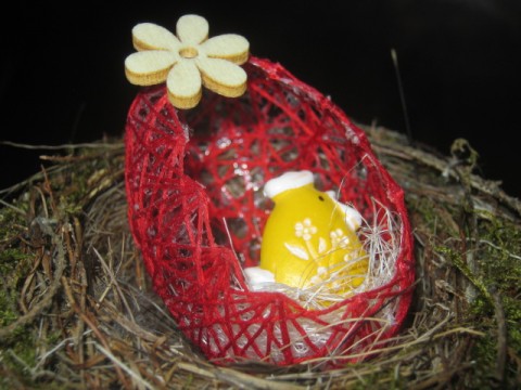 Červené vajíčko se slepičkou jarní jaro velikonoce slepice kuře velikonoční vejce kraslice vajíčko slepička 