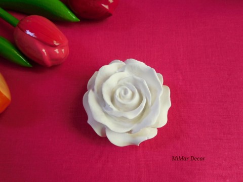Dekorace růže bílá dekorace dárek růže zahradní malovaná růžička na zahradu odlitek odlévání 