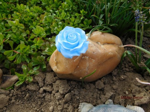 Dekorace růžička světle modrá dekorace dárek růže zahradní malovaná růžička na zahradu odlitek odlévání 