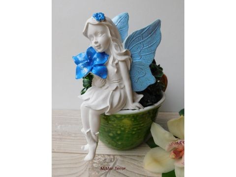 Dekorace víla sedící rohová - modrá dekorace dárek víla s kytičkou na zahradu na poličku s křídly 
