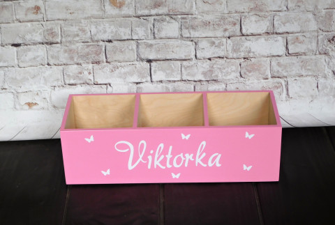 Velký pastelkovník se jménem, motýl dřevo dřevěný dárek motýl dětský motýlek dětské stojánek tužkovník stojan pro děti na pastelky na tužky na psací stůl pastelkovník se jménem 