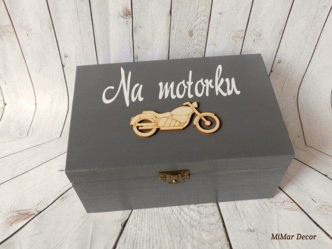 Dřevěná dárková krabička Na motorku dřevo dřevěná dekorace dárek box bedýnka krabička dárkový motorka dárková pro děti pro kluky pro dospělé na poklady 