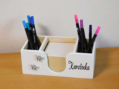 Bločkovník s motýlky a se jménem dekorace dárek malování motýl motýlci tužkovník stojan pro děti na pastelky na tužky do pokojíčku pastelkovník pro holky se jménem bločkovník 