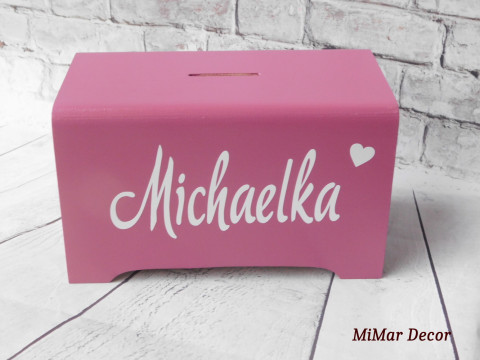 Otevírací kasička se jménem dřevo dřevěná srdce dárek srdíčko dětský dětské pokladnička kasička pro děti na psací stůl se jménem na penízky na korunky šetříme 