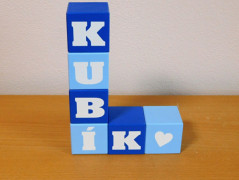 Dřevěné kostky se jménem