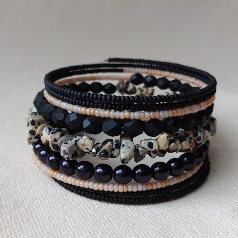 Náramek černý s dalmatin jaspisem náramek korálky drát sklo žena ženské minerál jaspis broušené voskové perle diva 
