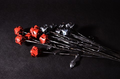 Růže kovaná - barevná červená zlatá kovářství růže barevná ocel měděná kovaná železo 