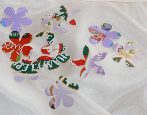 výseky papír scrap recyklace přání scrapbook dárky přáníčko výseky scrapbooking pro děti svátky výseky z papíru přáníčka tvorba z papíru recyklace papíru scrabooking 