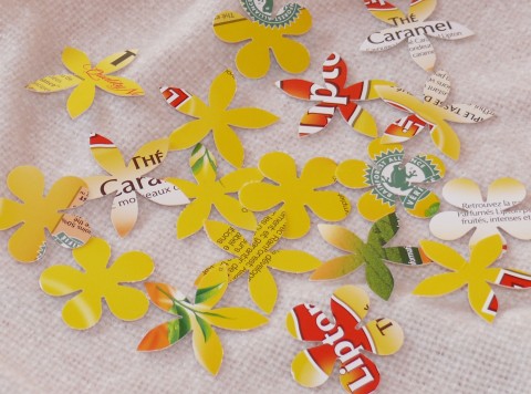 výseky - květiny papír květina scrap recyklace přání scrapbook dárky přáníčko výseky scrapbooking pro děti svátky výseky z papíru přáníčka tvorba z papíru recyklace papíru scrabooking 