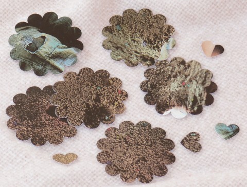 výseky - džínové papír květina scrap recyklace přání scrapbook dárky přáníčko výseky džínové scrapbooking pro děti svátky výseky z papíru přáníčka tvorba z papíru recyklace papíru scrabooking 