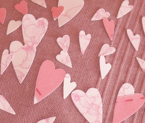výseky - srdíčka papír srdce srdíčko scrap přání valentýn dárky přáníčko výseky scrapbooking pro děti svátky výseky z papíru přáníčka tvorba z papíru recyklace papíru scrabooking 