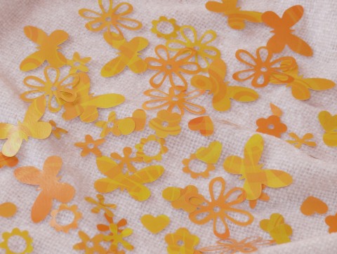 výseky - květiny, motýlci papír květina květiny přání kytička scrapbook motýlci dárky přáníčko výseky scrapbooking pro děti svátky výseky z papíru přáníčka tvorba z papíru recyklace papíru scrabooking 