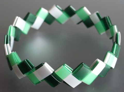 Náramek Perla-Zel-ZelTma origami náramek zelená recyklace perleťová plast hypoalergenní alergik pet láhve 