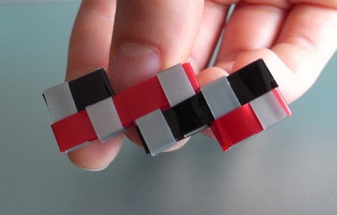 Brož Šedo-Rud-Černá origami červená brož recyklace černá šedá stříbrná alergik pet láhve 