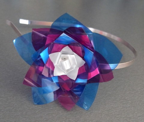 Čelenka Nelumbo RůžTma-ModTma-Perla origami modrá růžová recyklace květ perleťová alergik pet láhve 
