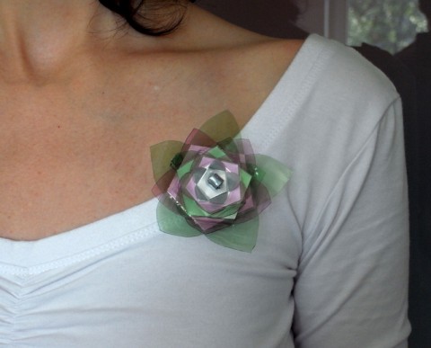 Sponka i brož Nelumbo Zel-Růž-Šedá origami zelená růžová recyklace šedá květ stříbrná alergik pet láhve 