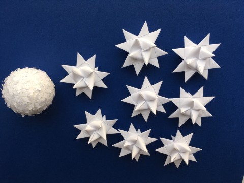 Papírové hvězdičky a sněhová koule papír dekorace dárek vánoce bílá vánoční ozdoba hvězdička vločka sněhová koulička 