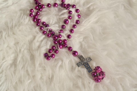 Růžový růženec s růžemi růže růžičky růženec ochrana víra amulet do auta modlitby autorůženec amulety rosary křesťanská víra růžový růženec 