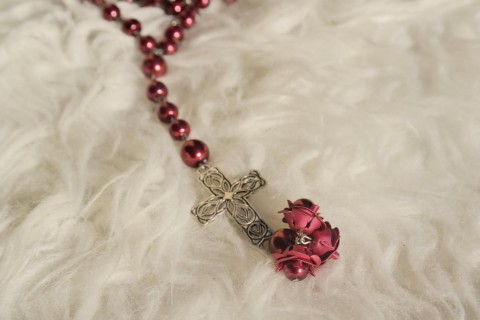 Červený růženec s růžemi dárek růženec ochrana dárky víra amulet křesťanství růžence autorůženec rosary křesťan 