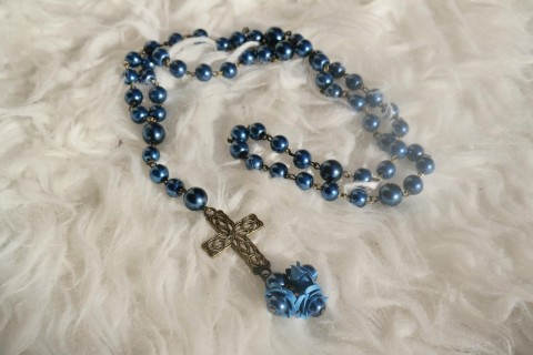 Modrý růženec s růžemi křížek růže růženec víra amulet kříž růžence autorůženec rosary modrý růženec 