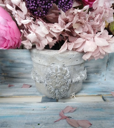 Betonový květináč s ornamentem květiny obal květináč rostliny šedý zámek aranžmá starobylý baroko sukulenty beton 