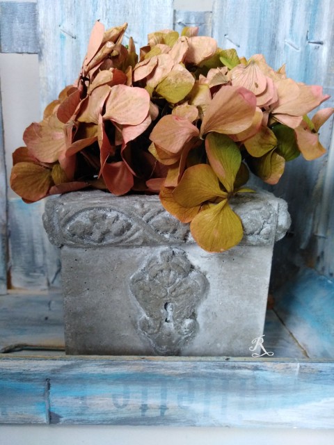Květináč hranatý do starého stylu ornament obal šedá květináč zámek starý starobylý baroko beton 