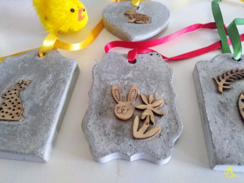 Velikonoční visačky s králíčky dřevo dekorace cedulka šedá velikonoce pověšení zavěšení beton višačka zajiček loft styl 